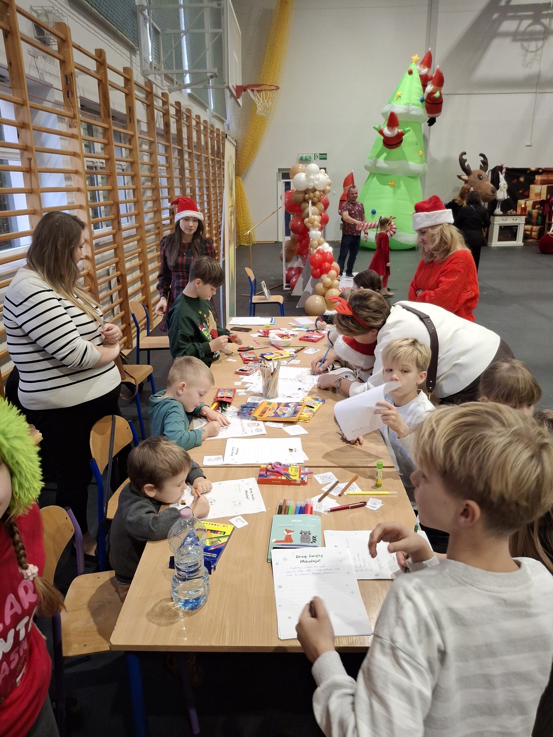 20251207_121827 Dzieci i dorośli podczas Mikołajek