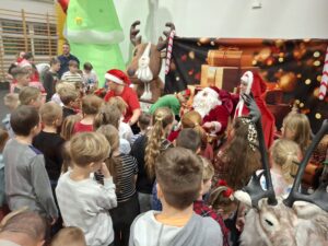 20251207_141027 Dzieci oraz dorośli podczas imprezy mikołajkowej