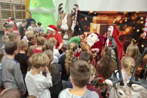 Dzieci oraz dorośli podczas imprezy mikołajkowej