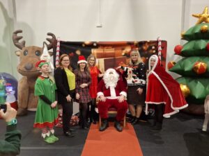 20251207_143218 Dzieci oraz dorośli podczas imprezy mikołajkowej