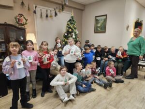 20251210_101255 Dzieci i kobieta przy choince