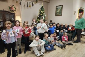 Dzieci i kobieta przy choince