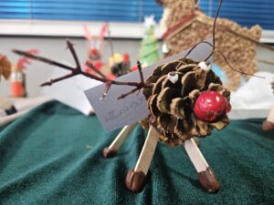 Figurka renifera z szyszki- rękodzieło