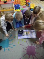 Dzieci oglądające książkę.