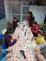 Kobieta i dzieci podczas warsztatów