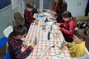 Kobieta i dzieci podczas warsztatów