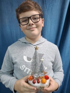 Dziecko i choinka - stroik świąteczny