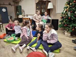 Dzieci podczas zajęć i gier integracyjnych.