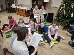 Dzieci podczas zajęć i gier integracyjnych.