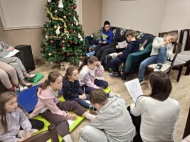 Dzieci podczas zajęć i gier integracyjnych.