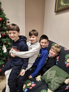 Dzieci podczas zajęć ruchowych.