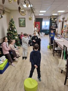 Dzieci podczas zajęć ruchowych.