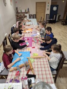 Dzieci podczas warsztatów plastycznych.