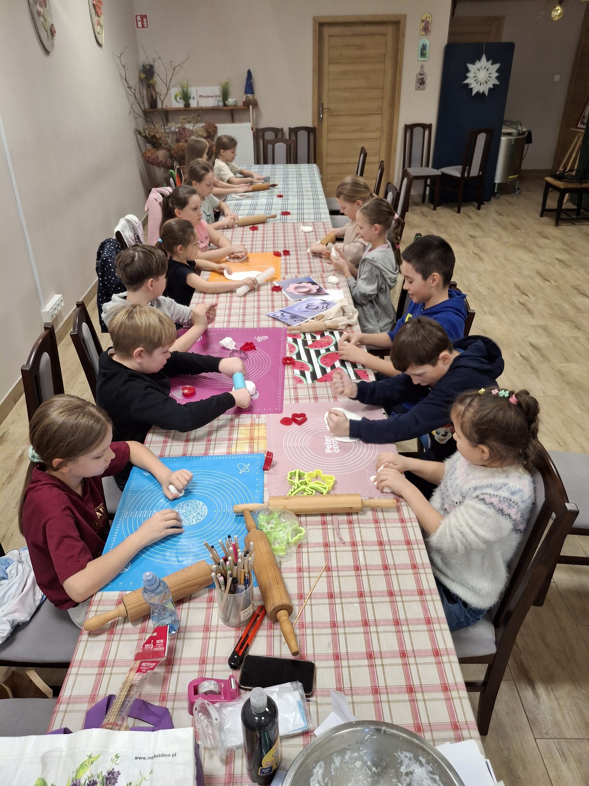 Dzieci podczas warsztatów plastycznych.