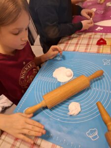 Dziecko podczas warsztatów plastycznych.