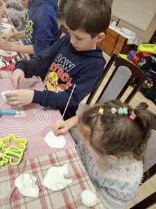 Dzieci podczas warsztatów plastycznych.