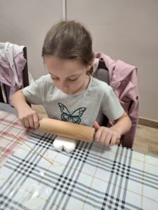 Dziewczynka podczas warsztatów plastycznych.