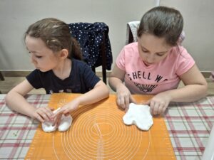 Dzieci podczas warsztatów plastycznych.