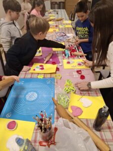 Dzieci podczas warsztatów plastycznych.