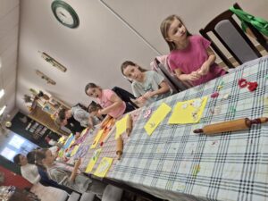 Dzieci podczas warsztatów plastycznych.