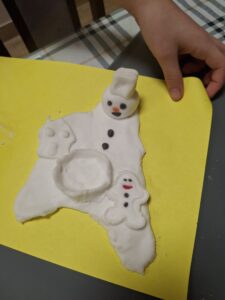 Rękodzieło - bałwanki z masy plastycznej.