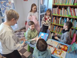 Dzieci oglądające książki.