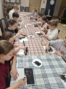 Dzieci podczas warsztatów.