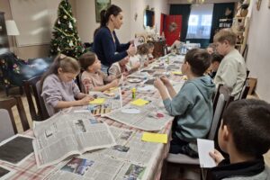 Dzieci i instruktorka podczas warsztatów.