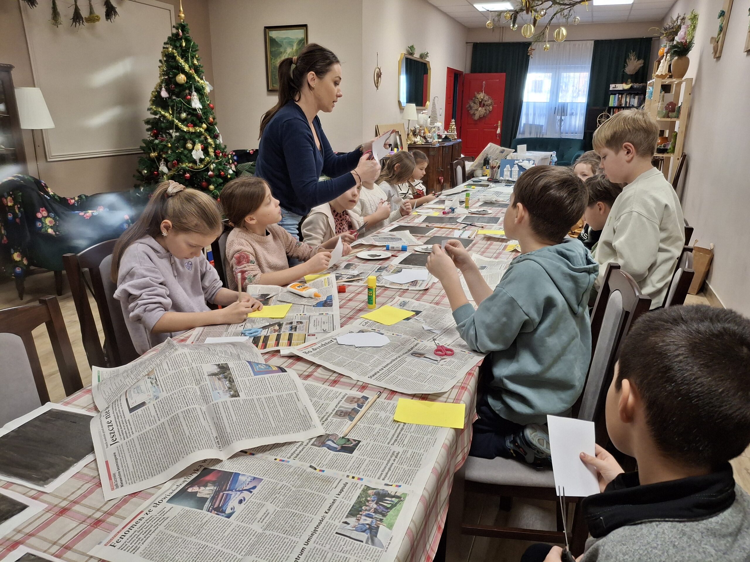 Dzieci i instruktorka podczas warsztatów.