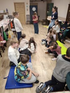 Uczestnicy i opiekunka podczas zajęć.