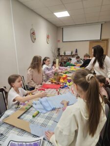 Dzieci i instruktorka podczas warsztatów.