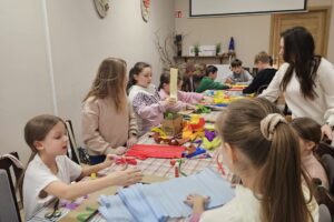 Dzieci i instruktorka podczas warsztatów.