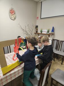 Chłopcy ozdabiają ramy podczas warsztatów.