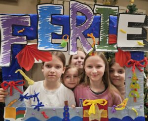 Dziewczynki w kolorowej ramie.