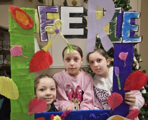 Dziewczynki w kolorowej ramie.