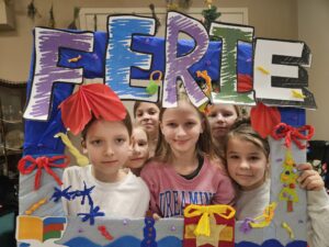 Dziewczynki w kolorowej ramie.