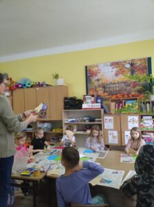 Dzieci i kobieta podczas warsztatów.