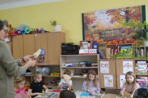 Dzieci i kobieta podczas warsztatów.