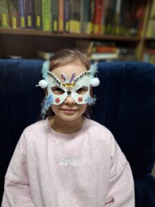 Dziewczynka w masce karnawałowej.