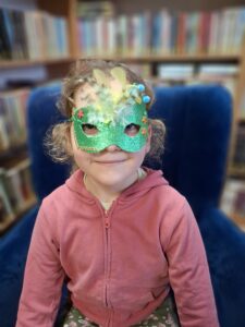 Dziewczynka w masce karnawałowej.