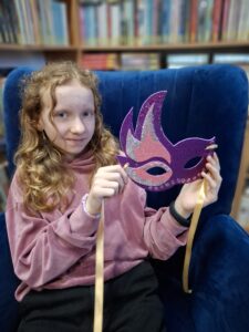 Dziewczynka z maską karnawałową.