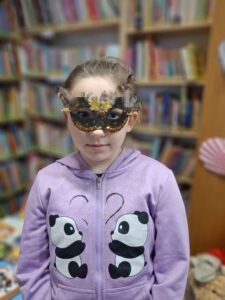 Dziewczynka w masce karnawałowej.