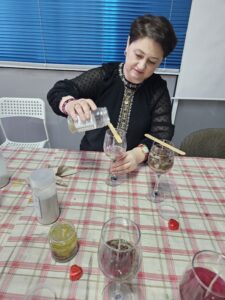 20260214_102934 Kobieta wykonująca świece żelowe.