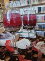 Dwie świece żelowe w kielichach.