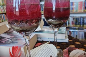 Dwie świece żelowe w kielichach.