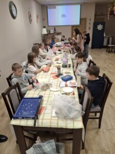 Dzieci podczas warsztatów.