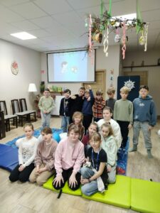 20260225_082601 Dzieci pozują do zdjęcia po zakończonej lekcji bibliotecznej.