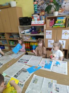 Trzy dziewczynki podczas warsztatów.