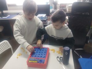 Dwaj chłopcy podczas gier planszowych.