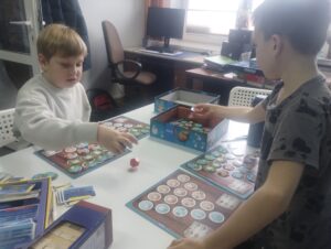 Dwaj chłopcy podczas gier planszowych.